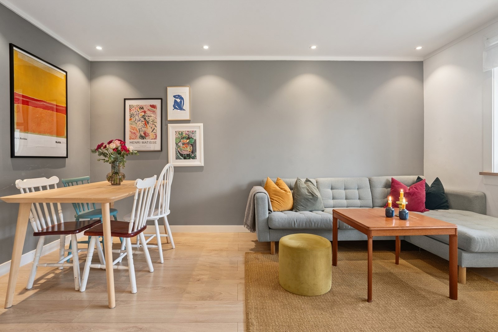 Stuen har et moderne preg med god plass til spisebord og sofagruppe. Galleribilde