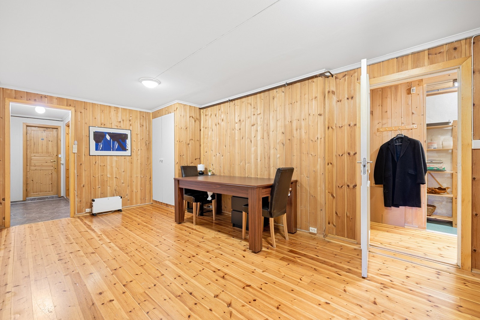 Det største arealet i bilde er benevnt som gang på planskissen. Rommer 18,5 kvm og har videre tilknytning til det innerste badet. Galleribilde