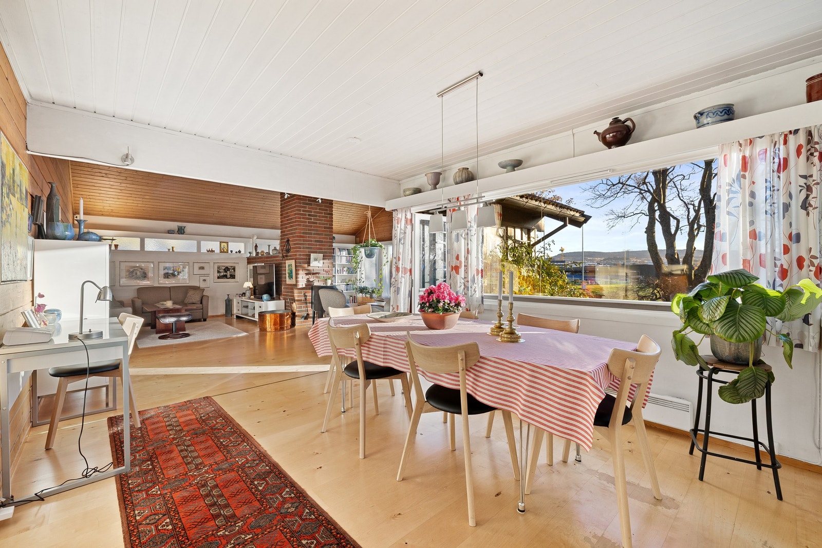 Stue/kjøkken arealet er kombinert drøye 63 kvm og gir med det meget god plass til etablering av både spise- og sittegrupper etter ønske. Galleribilde