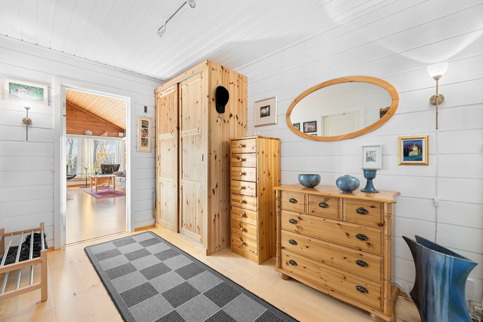 Fra stuen og mot husets "mellometasje" har du en romslig gang på 7,7 kvm. God plass til etablering av kommoder og skap til oppbevaring av yttertøy og sko. Galleribilde