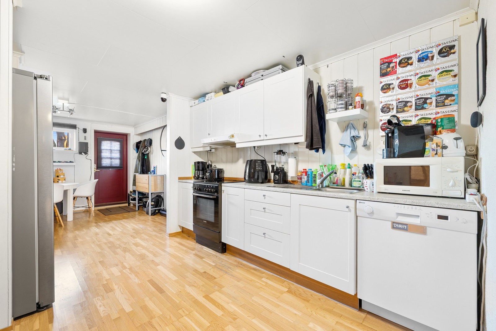 Delen er åpen med en kombinert stue/kjøkken løsning, eget soverom og egen inngang. Benyttes som Stue, kjøkken og soverom, men er ikke omsøkt og godkjent som beboelsesrom, se pkt. "andre relevante opplysninger. Galleribilde