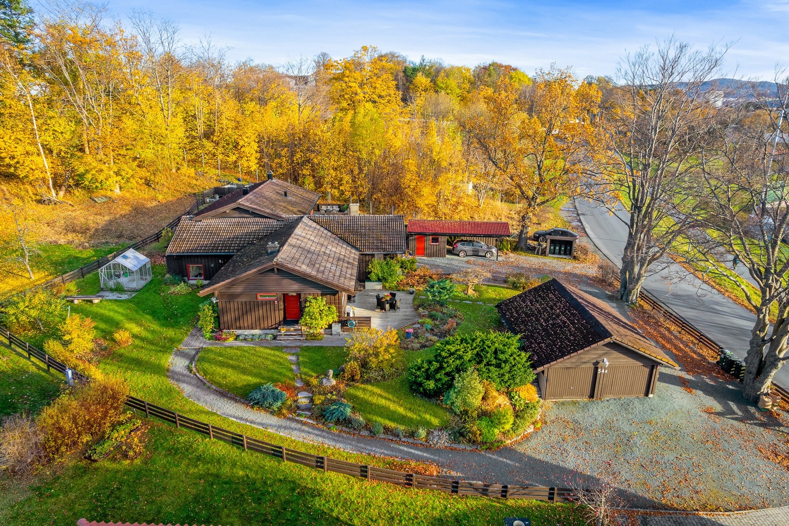 Den vertikaldelte tomannsboligen har en flott beliggenhet på lade, på en solfylt og fin tomt. Dette er en fin og sjelden mulighet for deg som er på jakt etter en innholdsrik bolig med god plass. Galleribilde