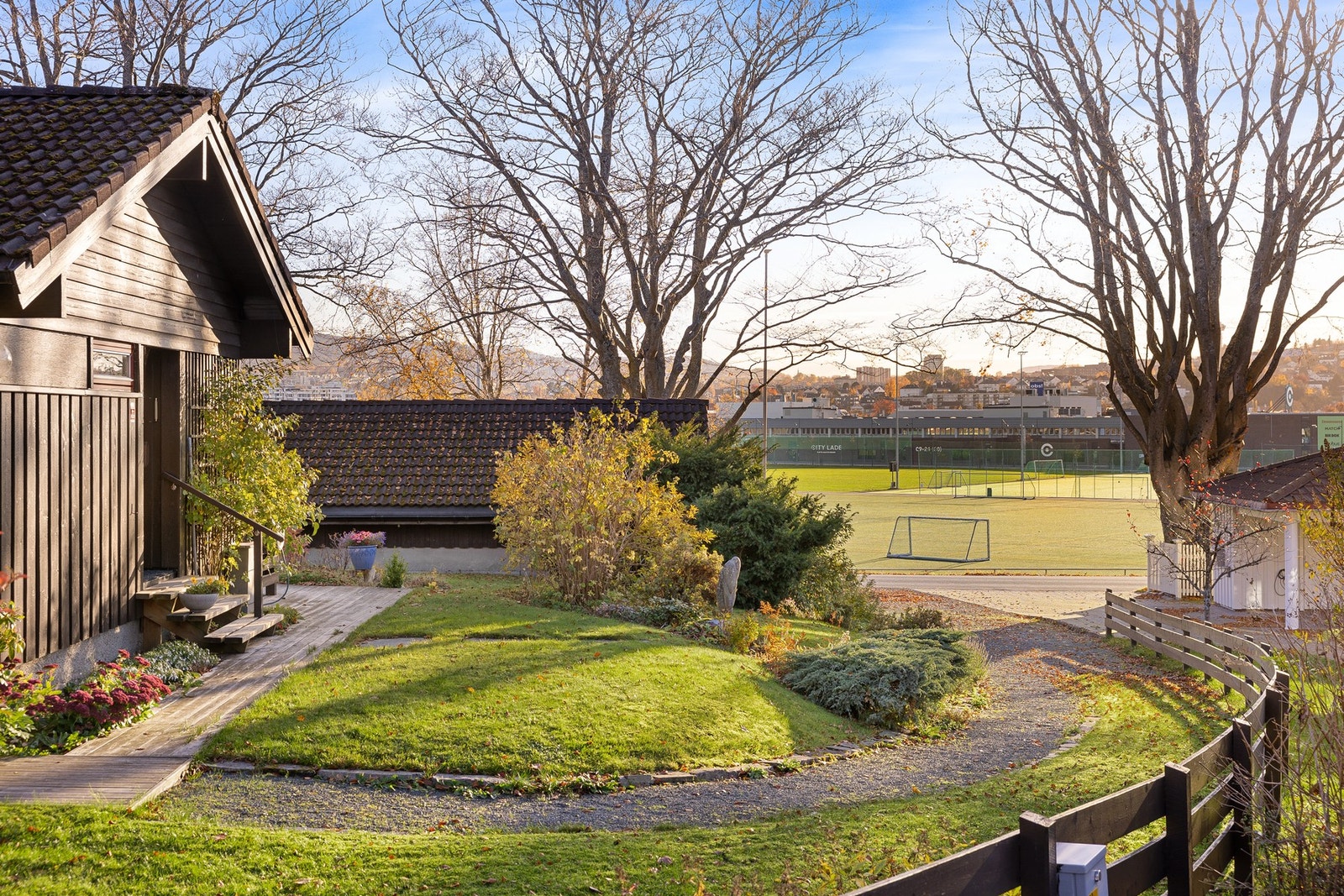 Rundt eiendommen er det godt med plass og flotte utearealer. Opparbeidet med gangstier, prydbusker og uteplasser. Galleribilde