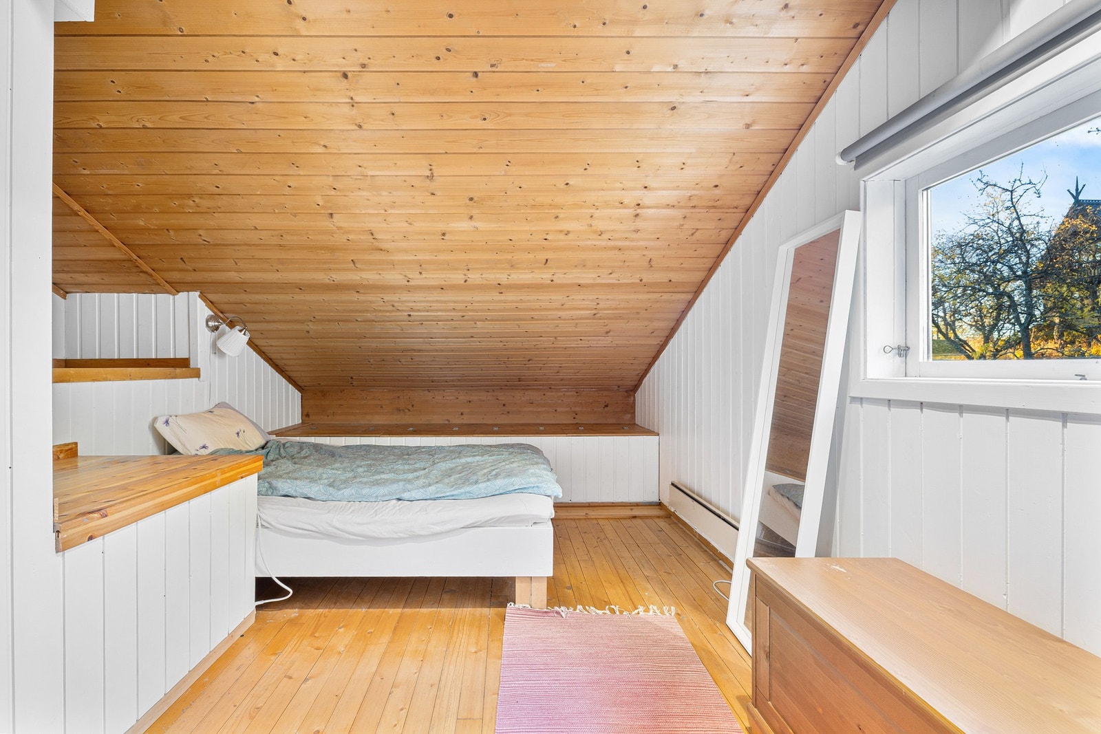 På loftet er det ett rom som benyttes som soverom, men det er ikke omsøkt og godkjent som beboelsesrom, se pkt. "andre relevante opplysninger. Galleribilde