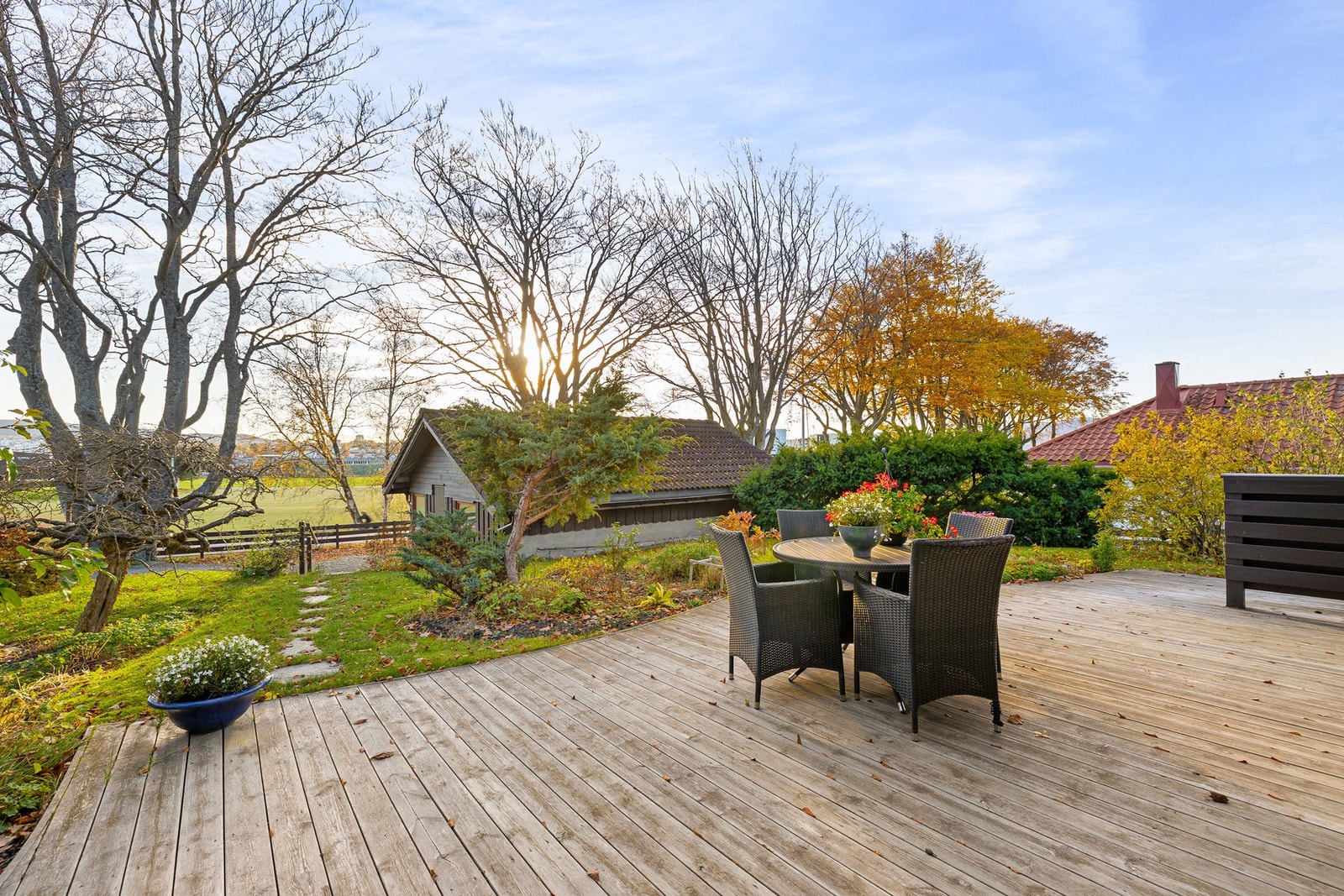 I forlengelse av stuen i 1.etasje har du en flott terrasse. Denne ble oppført i 2005 og har mottatt tilstandsgrad 1 av byggesakkyndig. Ligger solvendt og fint til. Galleribilde