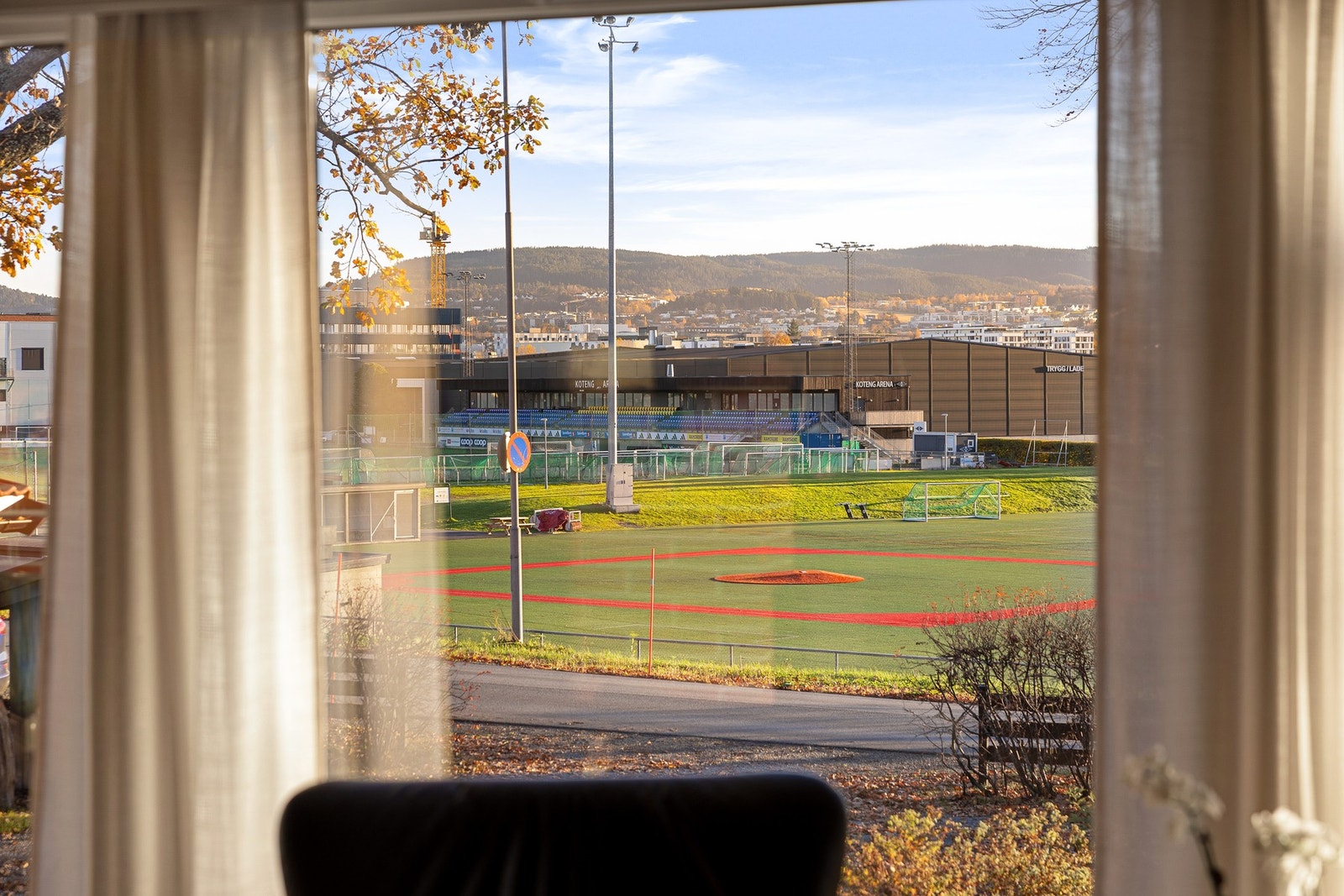 Detlaljbilde fra stue. Fra stuen kan du nyte utsikt over Koteng arena og Lade idrettspark. Galleribilde