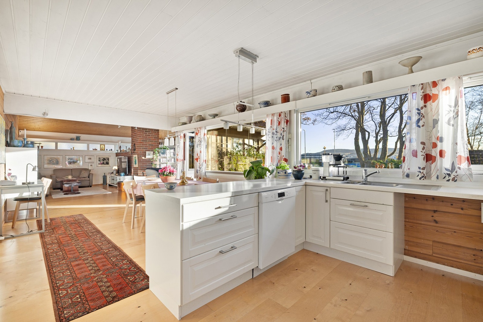 Når du kommer inn i husets hovedplan, og forbi vindfanget, møtes du av en svært romslig og åpen stue/kjøkken løsning. Galleribilde