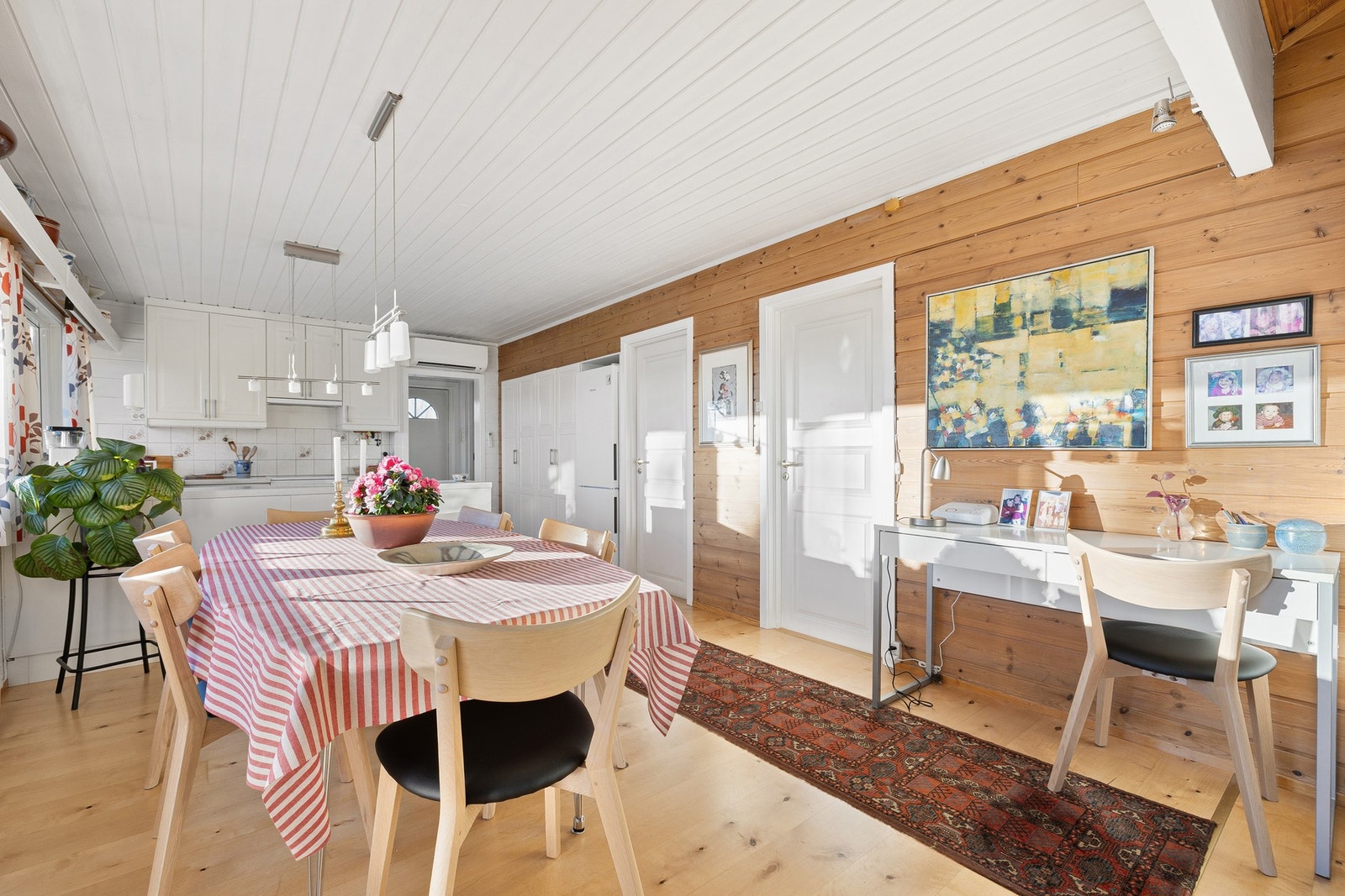 I tilknytning til kjøkkenet har du til høyre i bilde ekstra med oppbevaringsplass i innebygde skap. Skapene medfølger for øvrig i handelen. Galleribilde