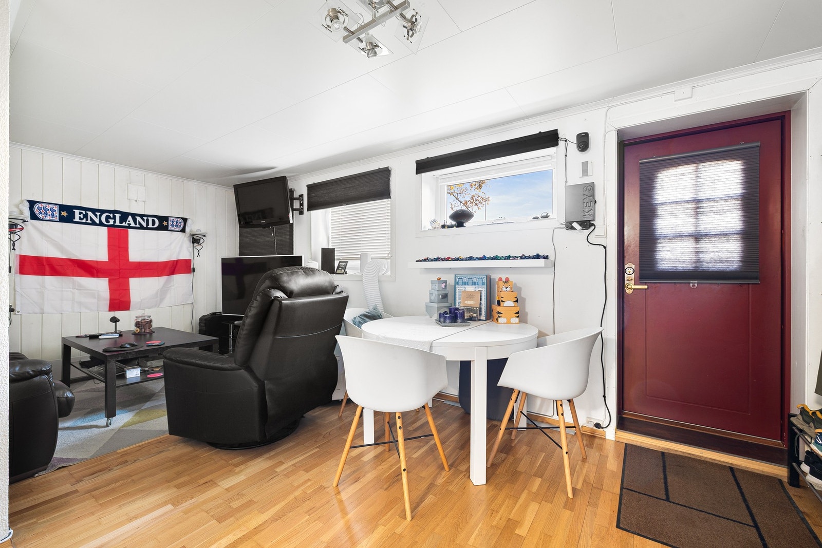 Sokkeldelen som i dag er utleid er rett i underkant av 40 kvm, med tilgang til bad via felles gang. Rommene benyttes som Stue, kjøkken og soverom, men er ikke omsøkt og godkjent som beboelsesrom, se pkt. "andre relevante opplysninger. Galleribilde