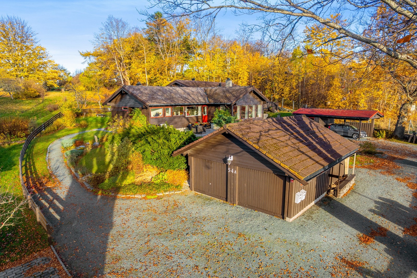 Når du kommer inn på tomten har boligen en svært praktisk og romslig frittstående garasje på egen tomt. I tillegg er det god plass til biler ellers på tomten. Galleribilde