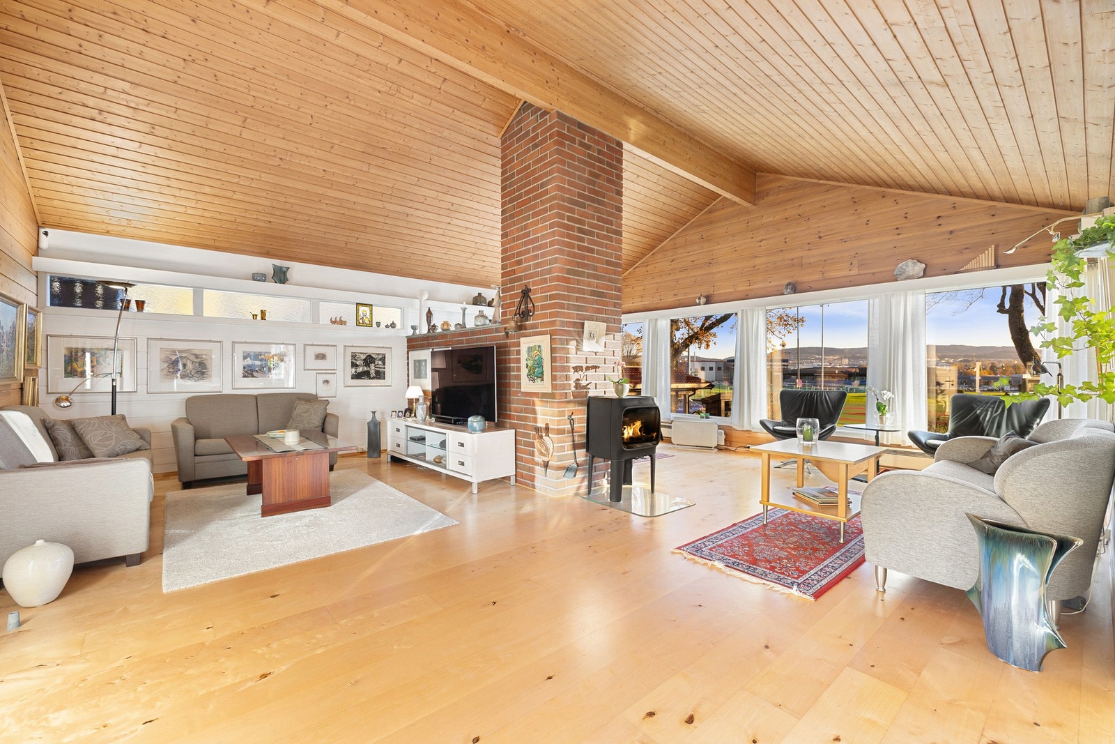 Videre inn i boligens hoveddel finner du stue-arealet. Svært romslig og god plass til etablering av flere sittegrupper. Mot boligens fremside har du store vindusflater som bidrar til rikelig med naturlig lysinnslipp. Galleribilde