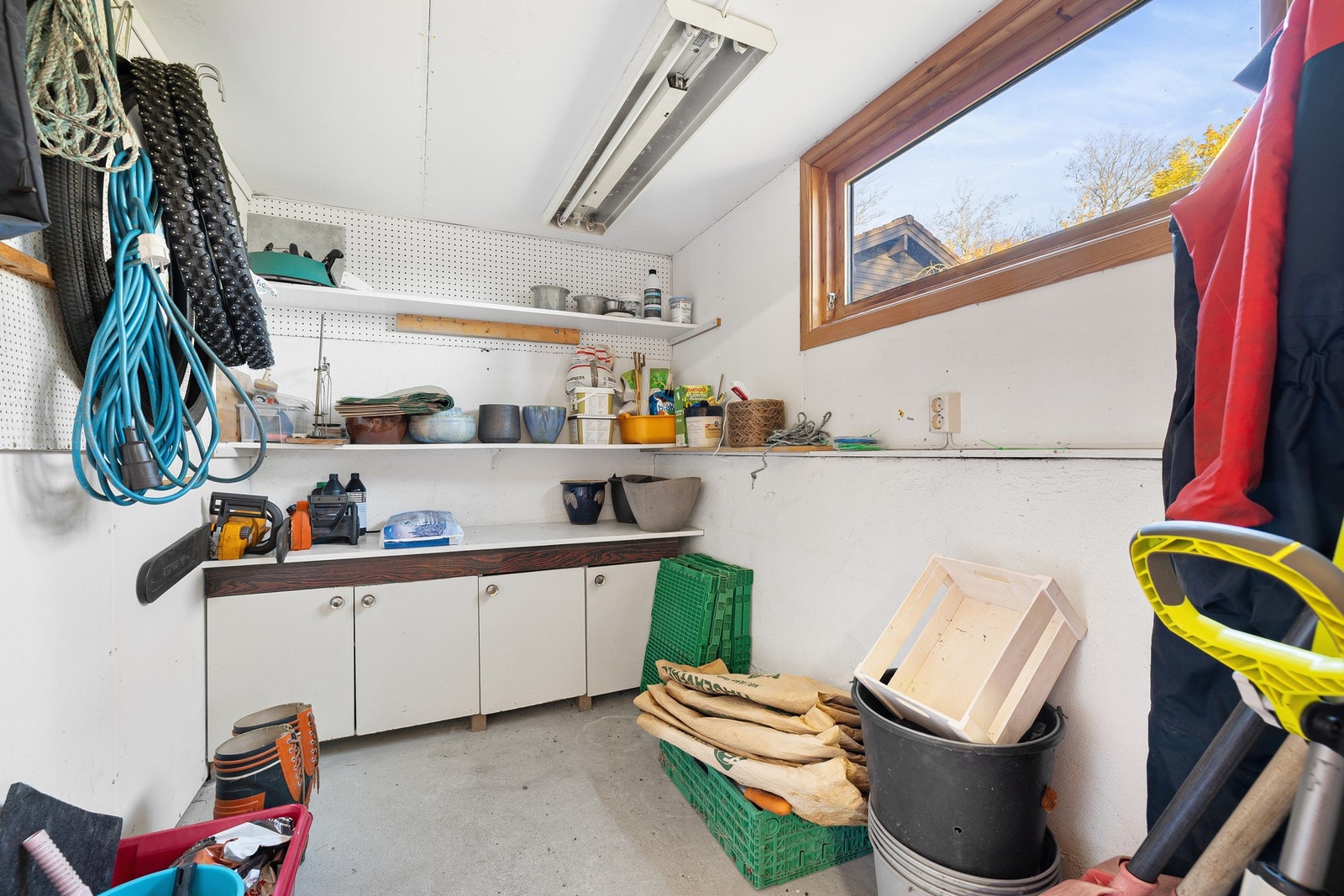 Garasjen ble bygd i 1992 og er innredet med praktiske hyller og skap. Galleribilde