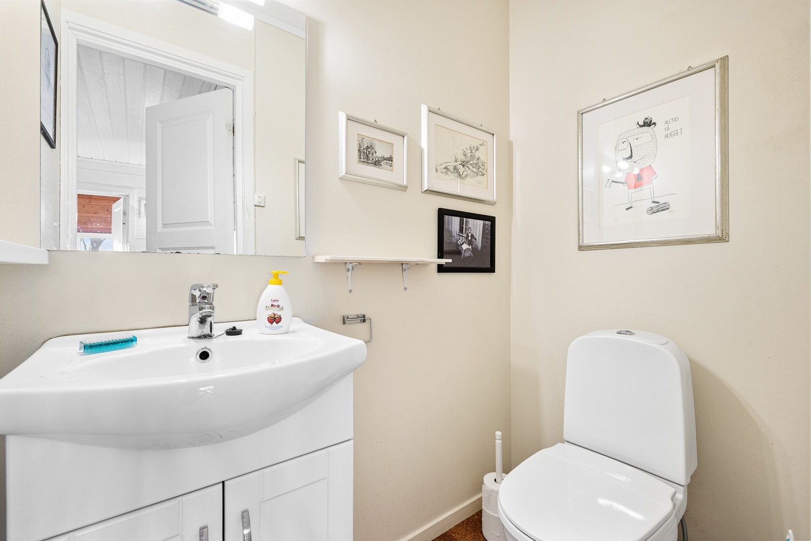 I tilknytning til gangen finner du også et separat WC-rom. Galleribilde