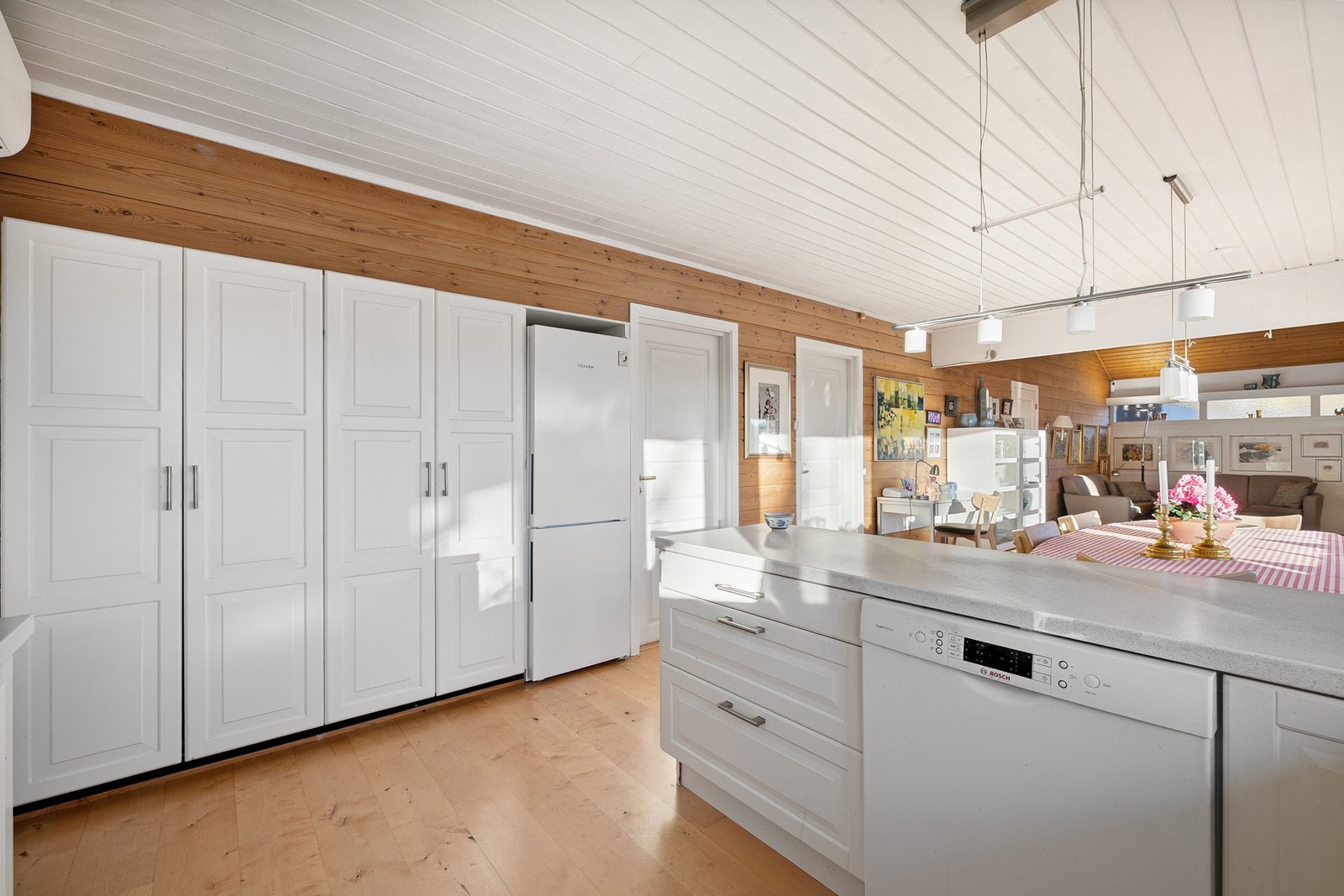 Boligen har luft-luft varmepumpe montert på kjøkkenet. Varmepumpen ble installert i 2019. Galleribilde