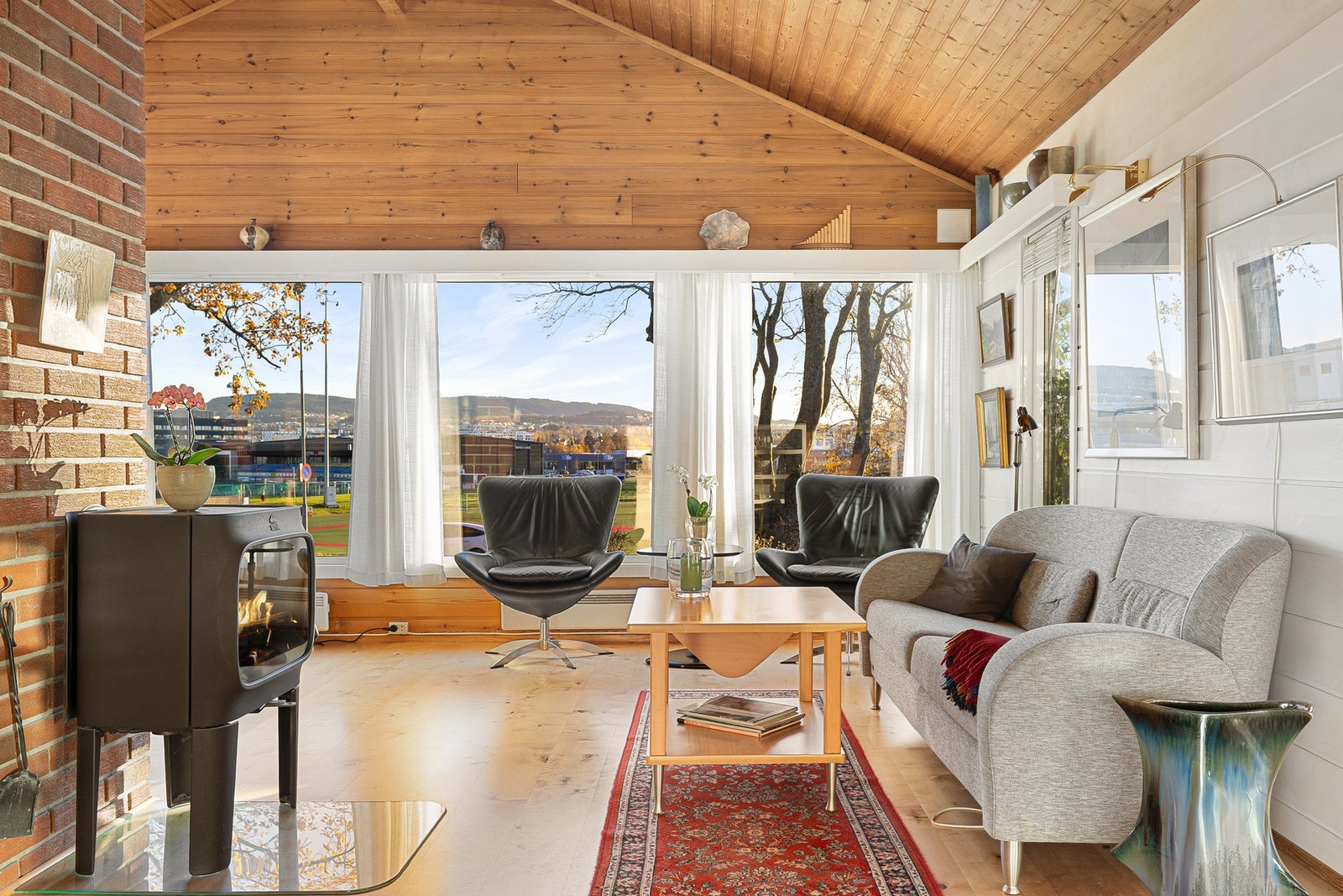 Har du spørsmål til boligen er det bare å ta kontakt på 941 60 434. Det vil bli skiltet i regi av EiendomsMegler 1 ved annonsert fellesvinsing. Galleribilde