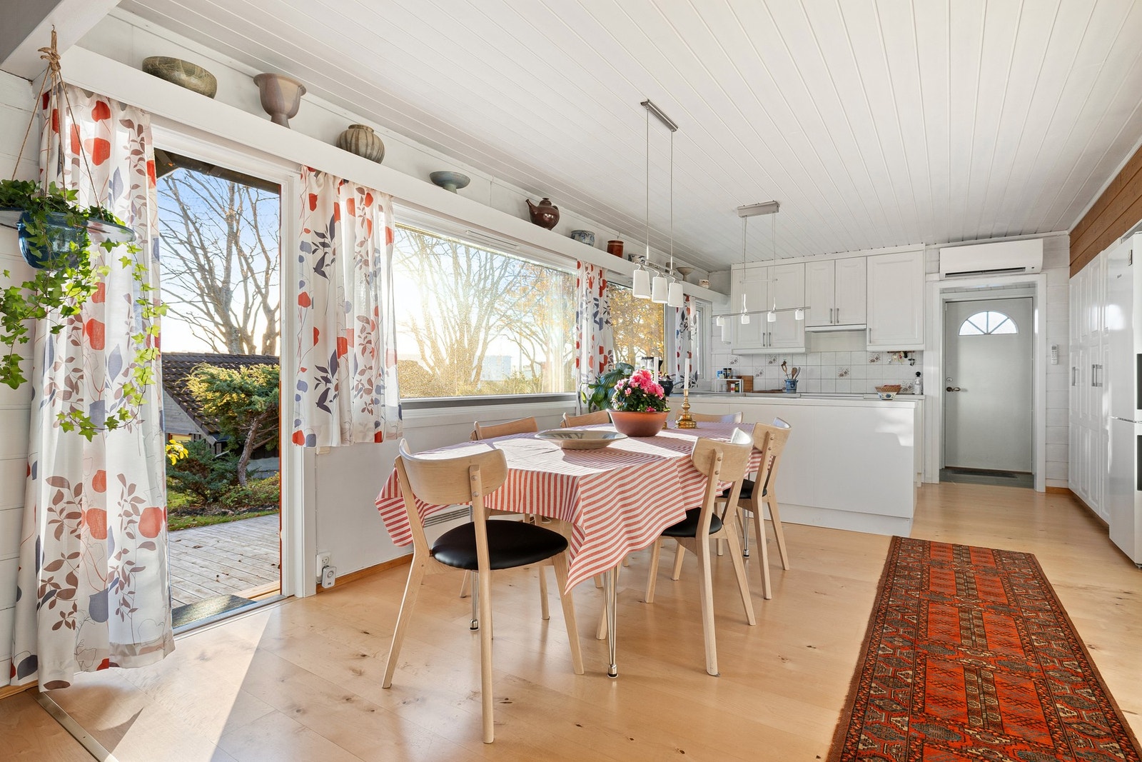 Boligens terrasse på fremsiden av huset har utgang fra stue-arealet. Balkongdøren ble byttet i 2007 og har mottatt TG1 av takstmann. Galleribilde