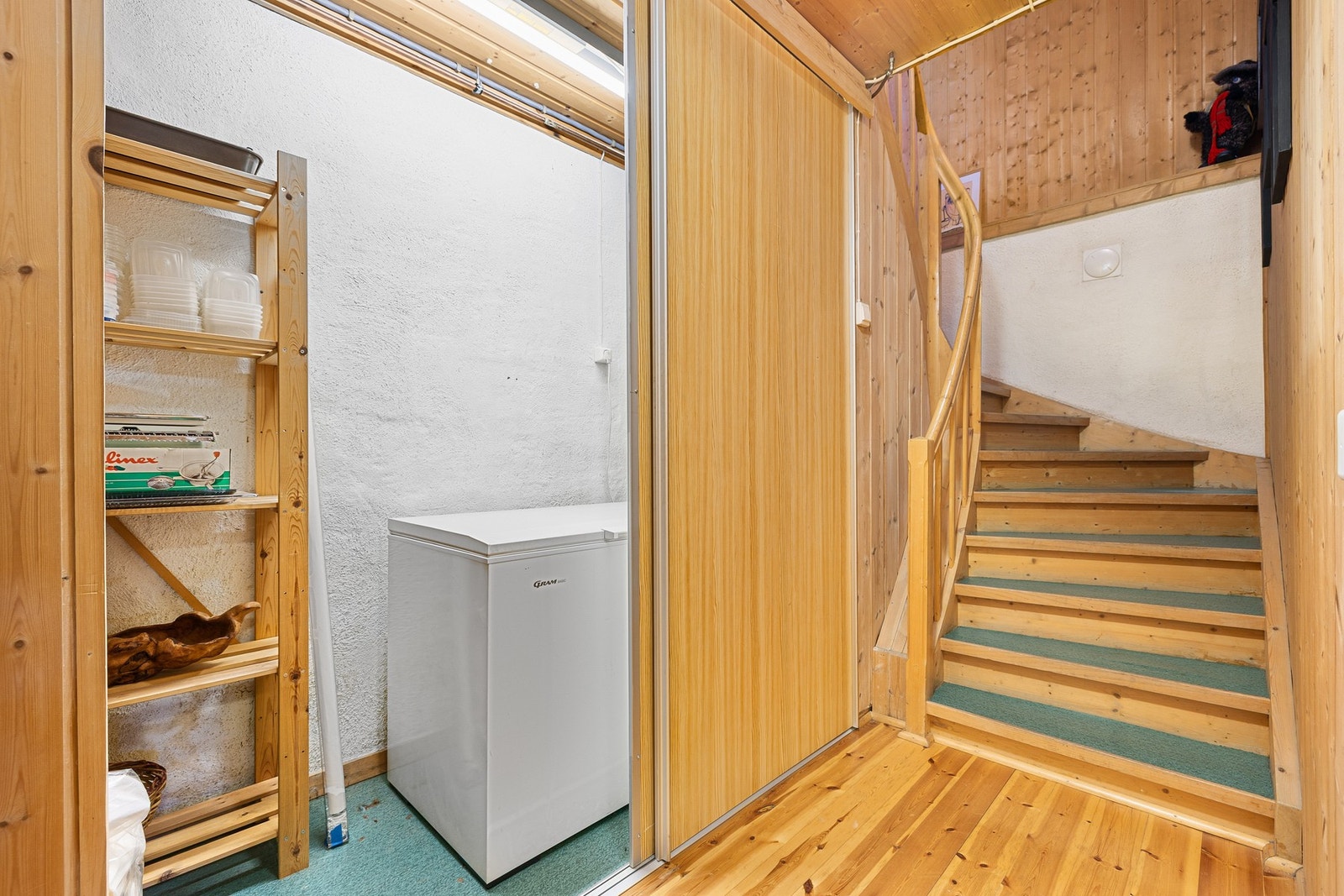 Fra 1.etasje har du et trappekløp som tar deg ned til sokkelen. Her møtes du av en gang på 5,8 kvm, samt bod 1 målt til 4,3 kvm. Galleribilde