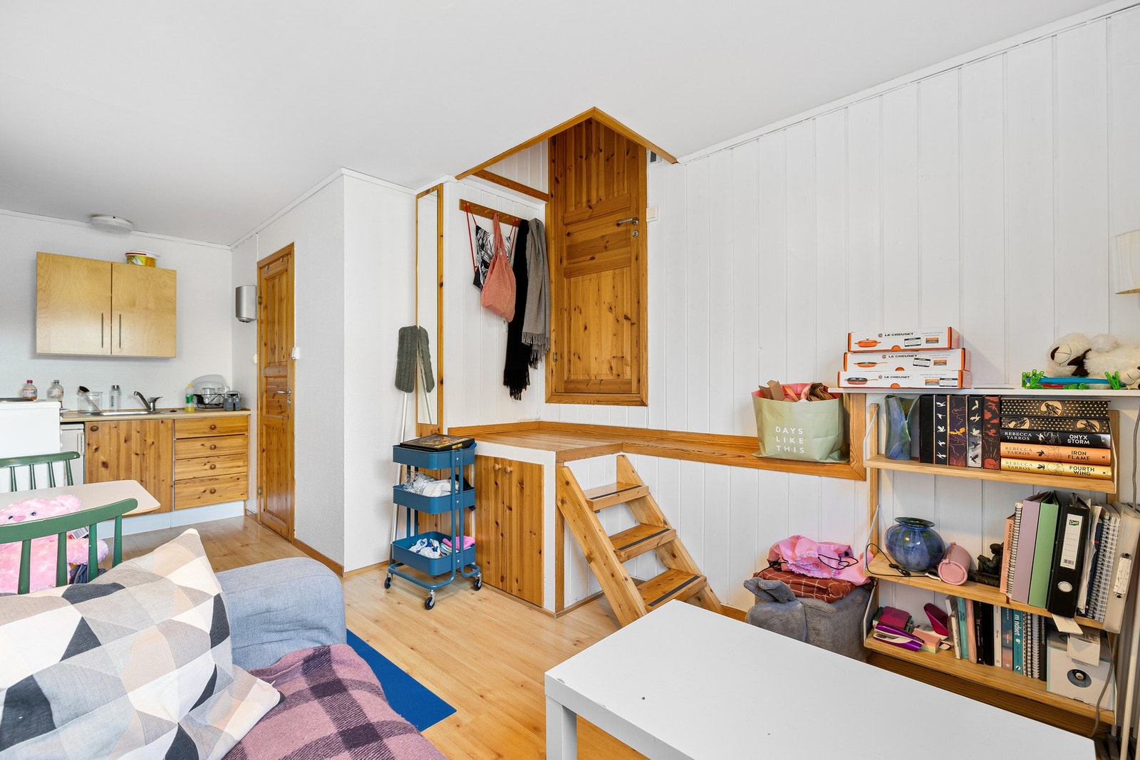 Det avbildede rommet er benevnt som "mellometasje"/hybel, men er tegnet inn som en garasje. Det er ikke omsøkt og godkjent som beboelsesrom, se pkt. "andre relevante opplysninger. Galleribilde