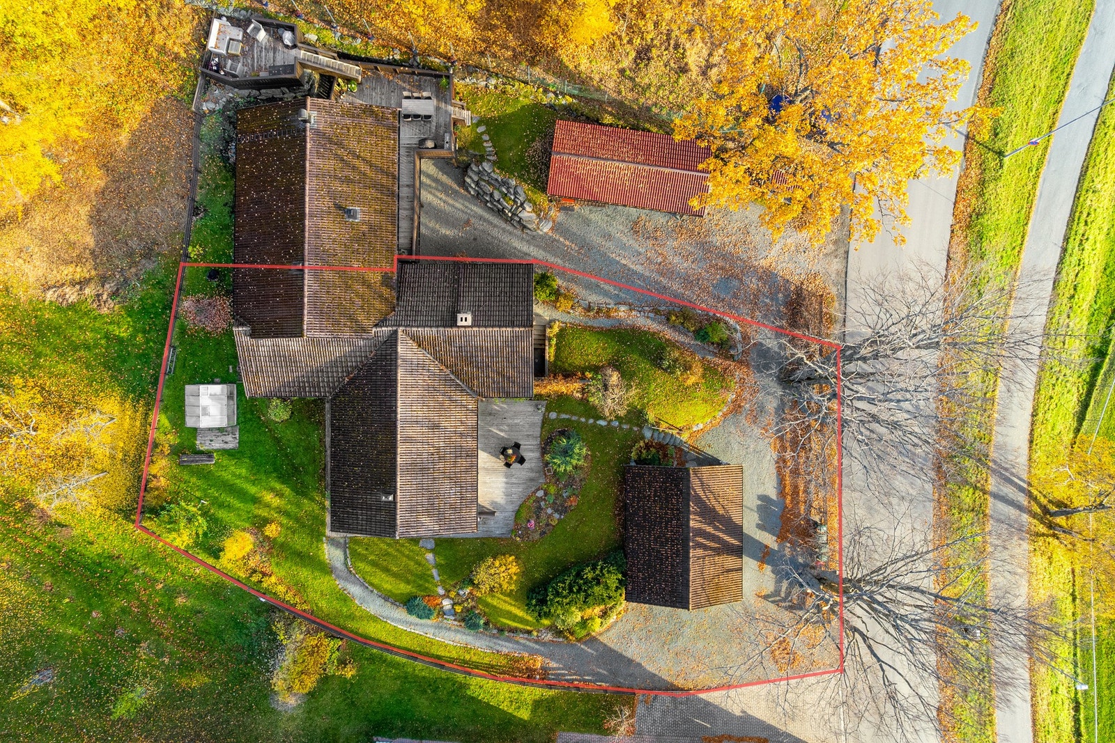 Den røde markering viser hvor eiendommen ligger og hvor tomtegrensene går. Stipuleringen er tegnet ut ifra bilde, og vil være et ca. estimat. Tomten rommer 994,5 kvm. Galleribilde