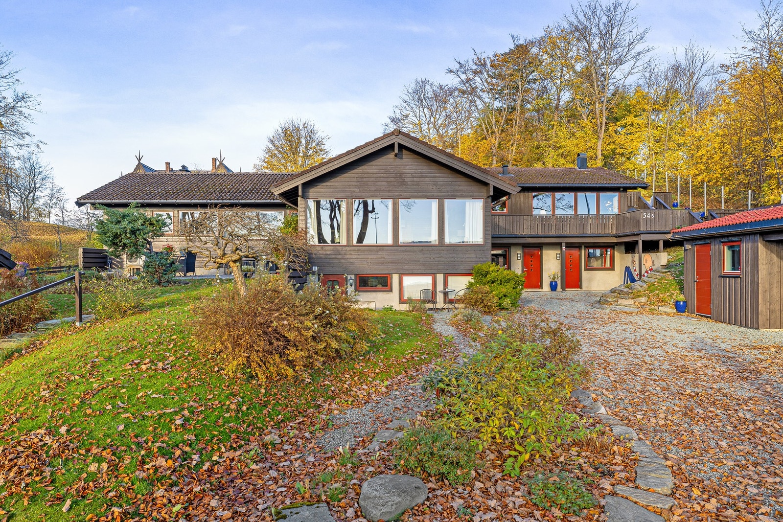 Lade Alle 54 er en vertikaldelt tomannsbolig hvor den aktuelle boligen ligger til venstre og Lade Alle 54 B ligger til høyre (denne delen ble etablert i ca. 2007). Galleribilde