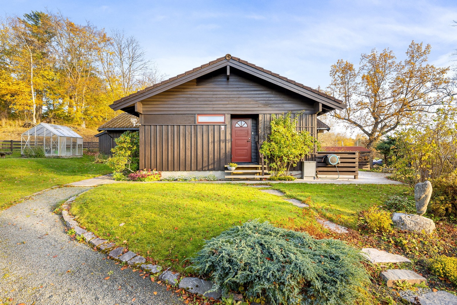 Bak huset og på tomten er det etablert et drivhus som vil medfølge i handelen. Ypperlig til dyrking, ro og jevn vekst gjennom sesongene. Galleribilde