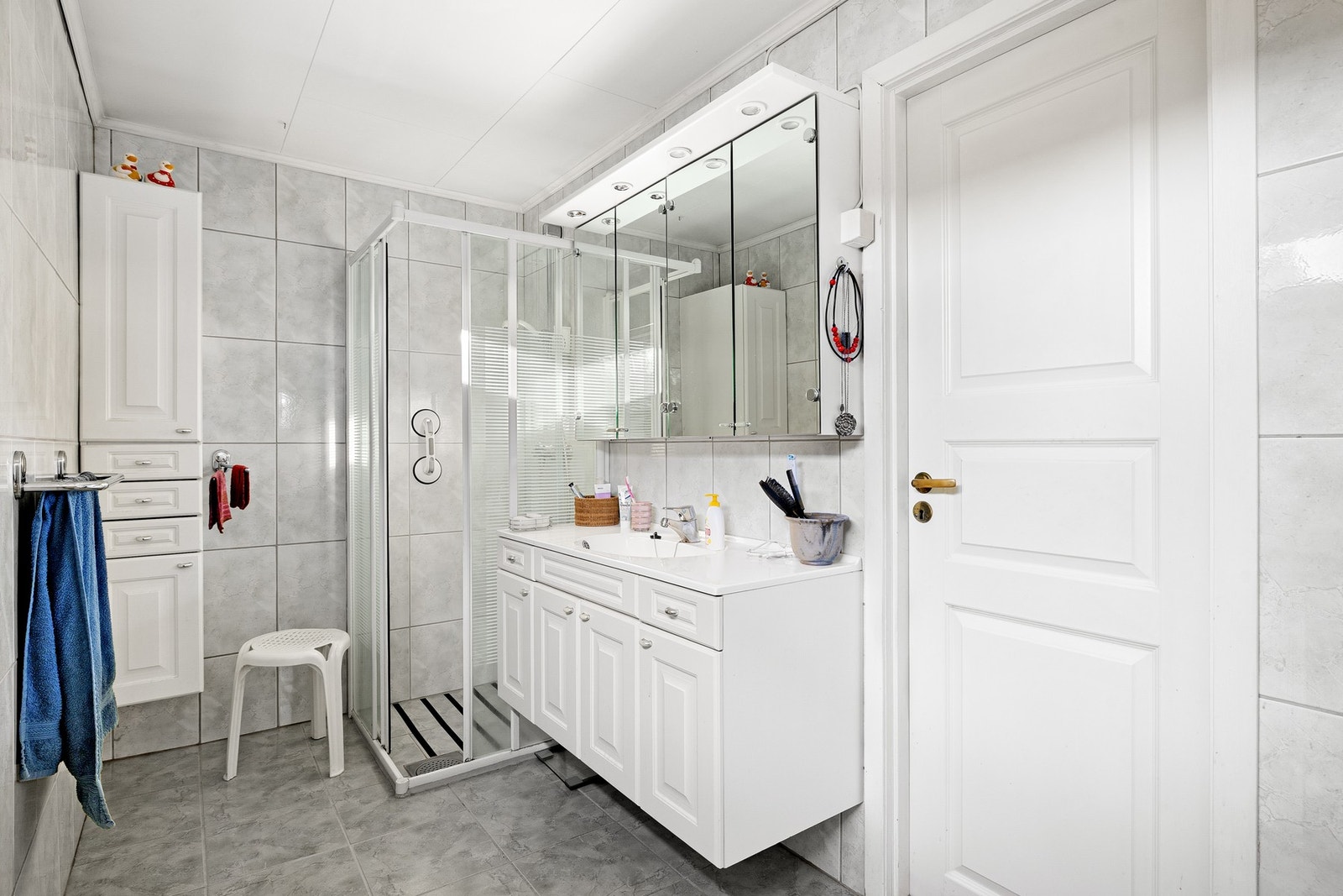 Til venstre finner du badet. Her har du flislagt gulv og vegger, samt plater i himling. I baderomsgulvet har du elektriske varmekabler. Galleribilde