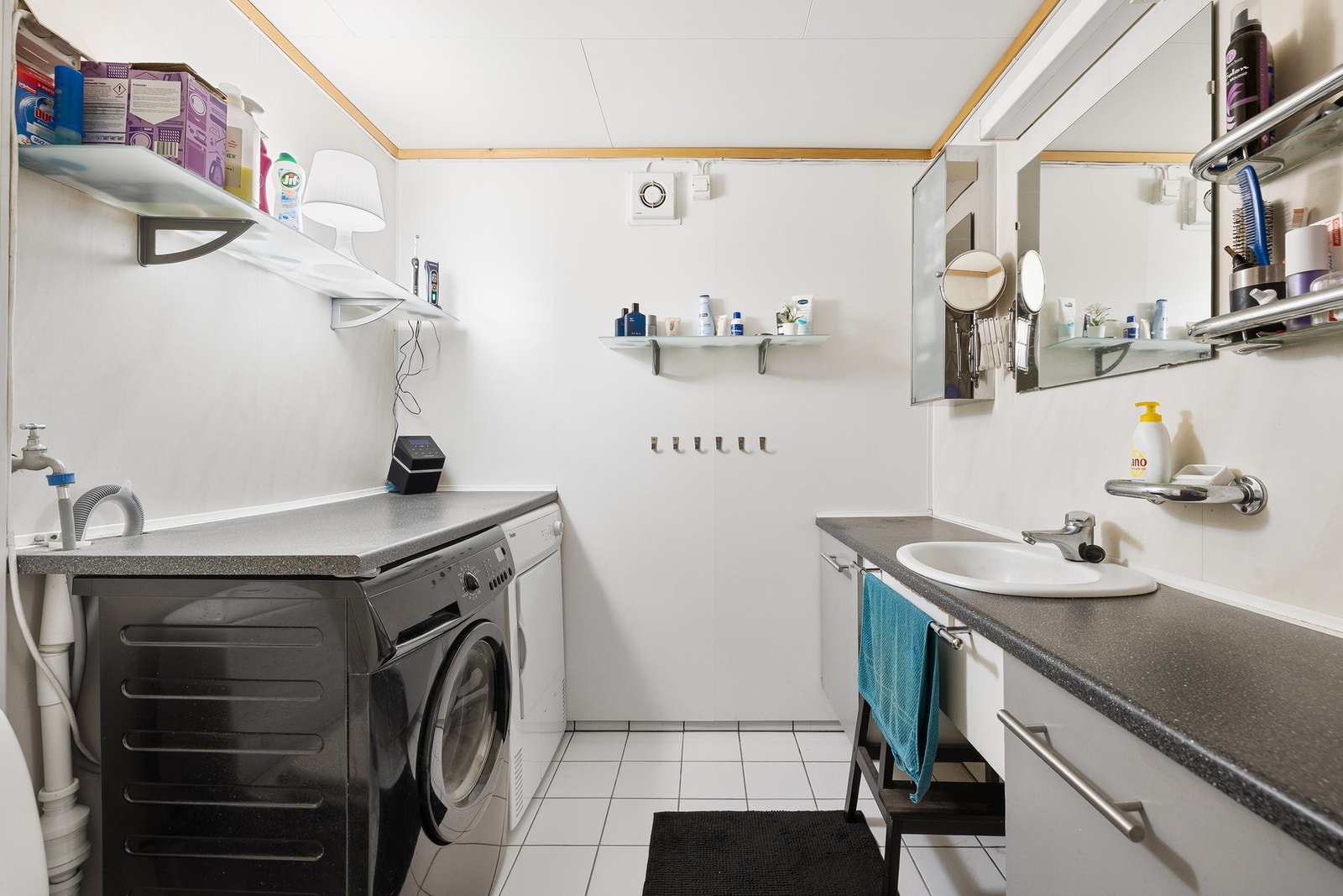 Badet i sokkelen måler 5,9 kvm og har flis på gulv, sokkelflis og baderomsplater på vegger. Gulvmontert WC. Kran og avløp for vaskemaskin. Trenger oppussing/renovering. Galleribilde