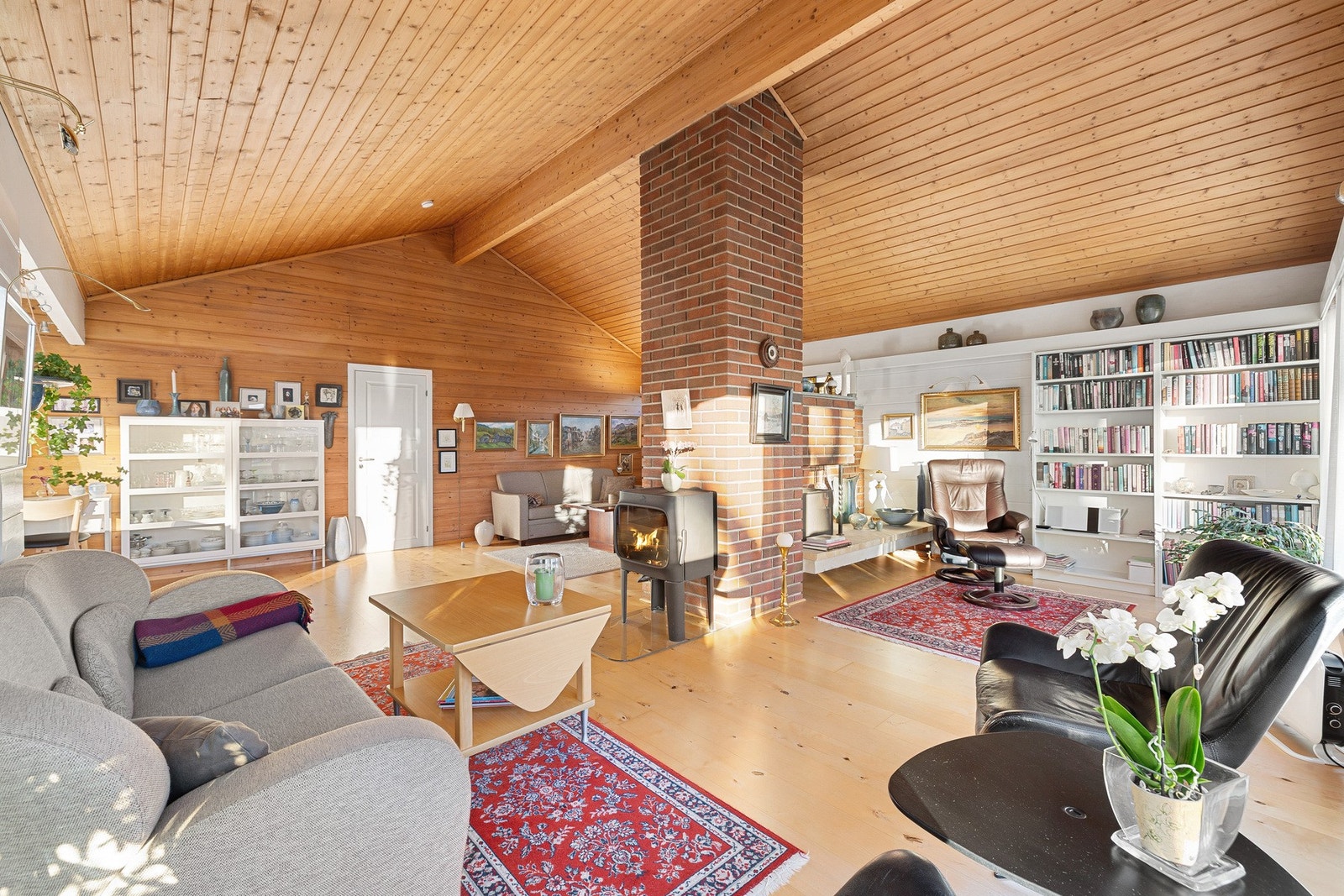 I stuen er det parkett på gulv og panel i himling og på vegger. God takhøyde i kombinasjon med de store vindusflatene skaper en behagelig atmosfære i rommet. Galleribilde