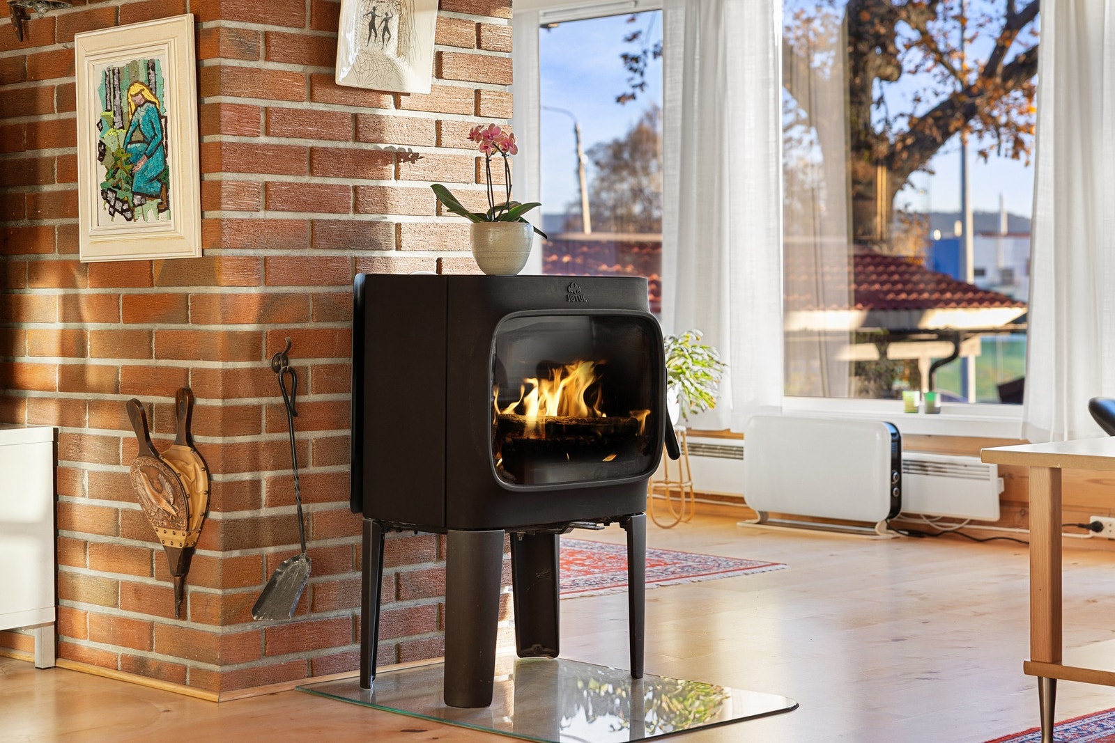 Detaljbilde av vedovn i stue. Vedovnen er fra 2015. Galleribilde