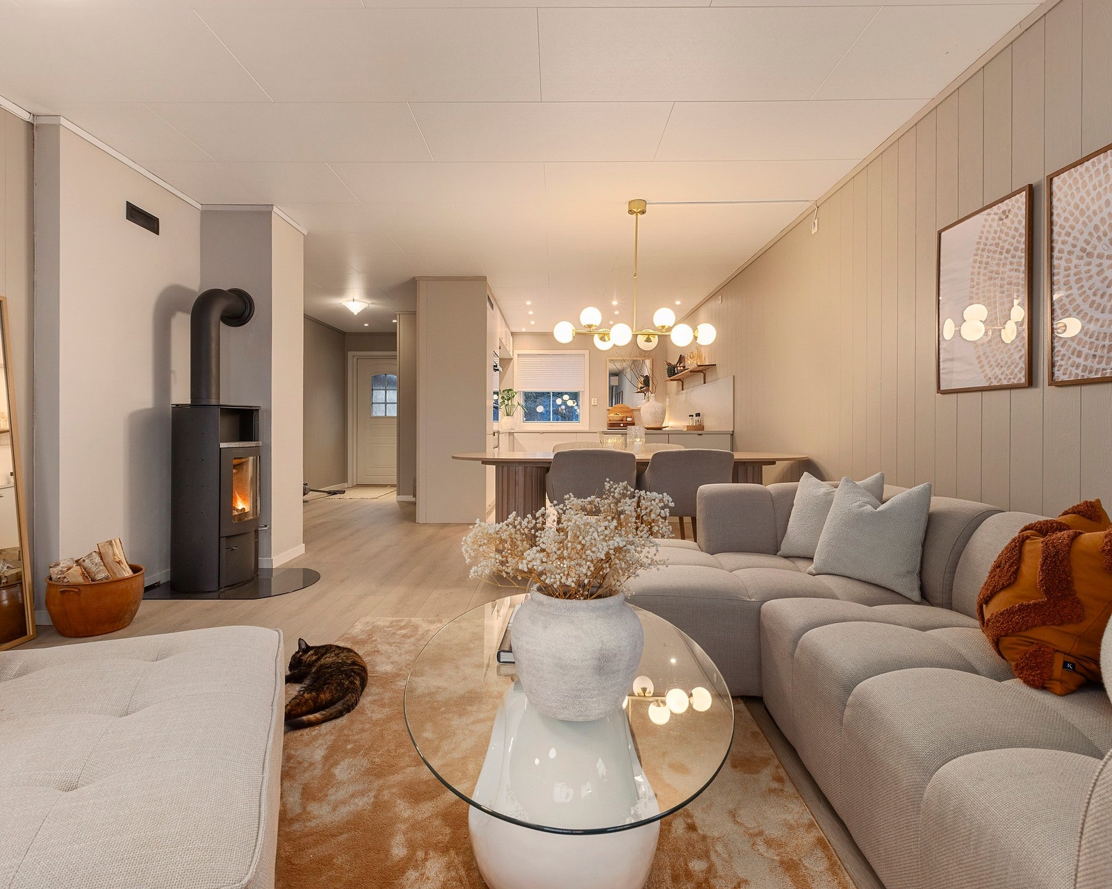 I stua er det både varmepumpe og en peisovn, som varmer godt på kalde vinterdager Galleribilde