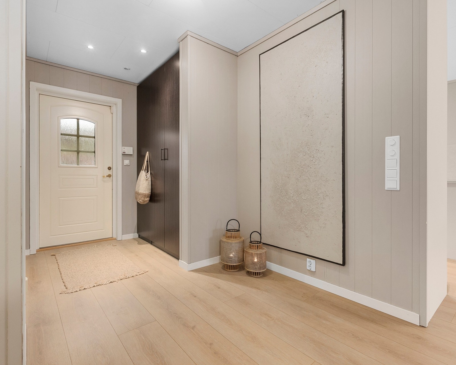 Ved inngangen er det et garderobeskap med god plass til å henge fra seg yttertøy og sko Galleribilde
