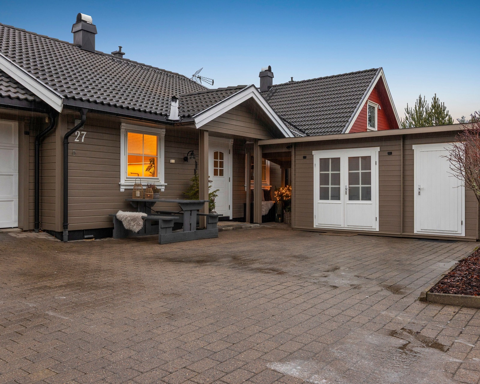 1/2-part av en 2-mannsbolig i nedre Breisås med garasje romslig innkjørsel med belegningsstein Galleribilde