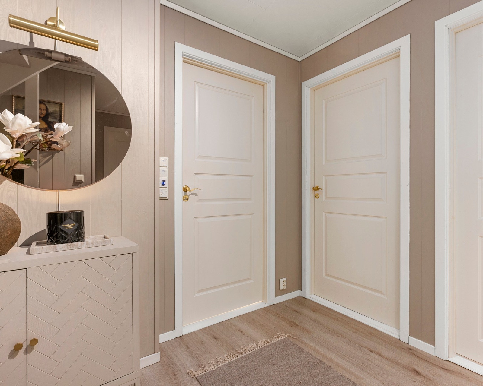 Dør inn til badet nede og dør inn til en stor og god bod Galleribilde