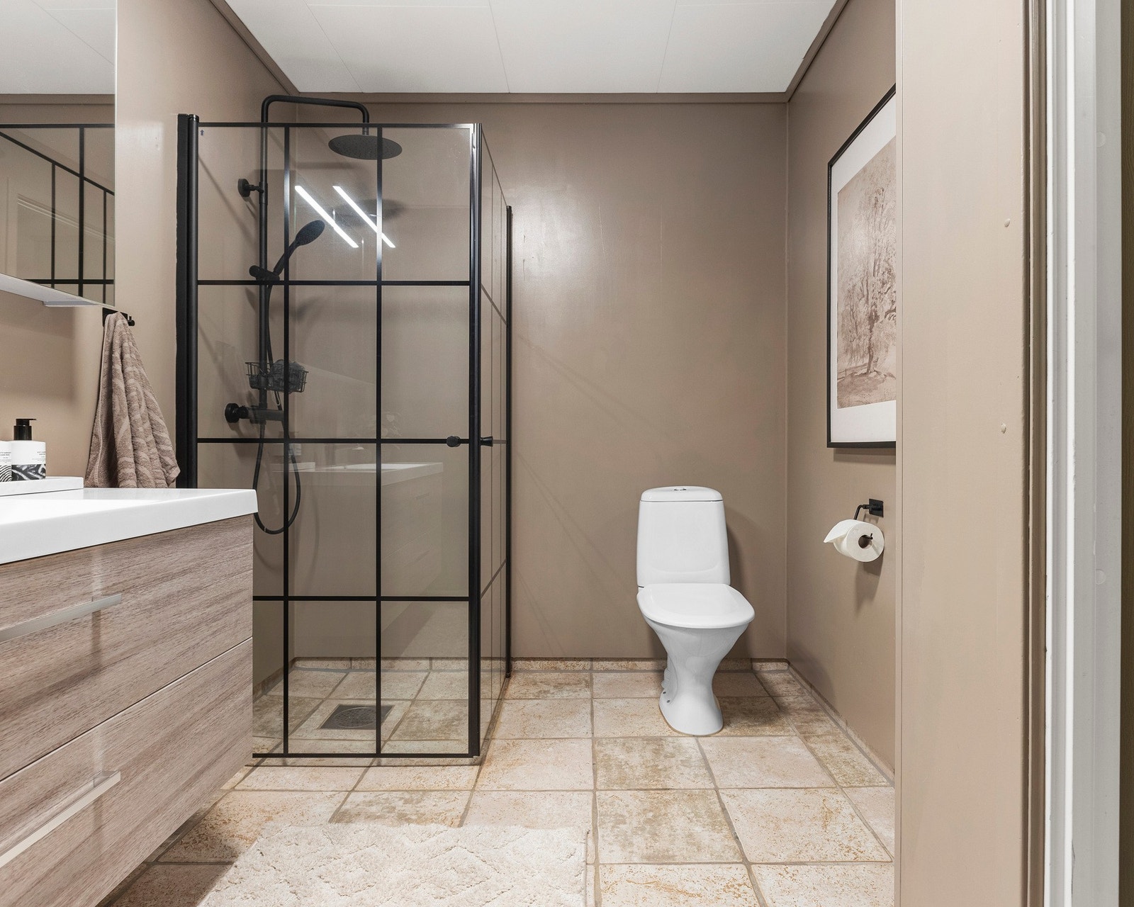 Badet i 1. etasje har toalett, servant, dusj-hjørne og opplegg for vaskemaskin Galleribilde