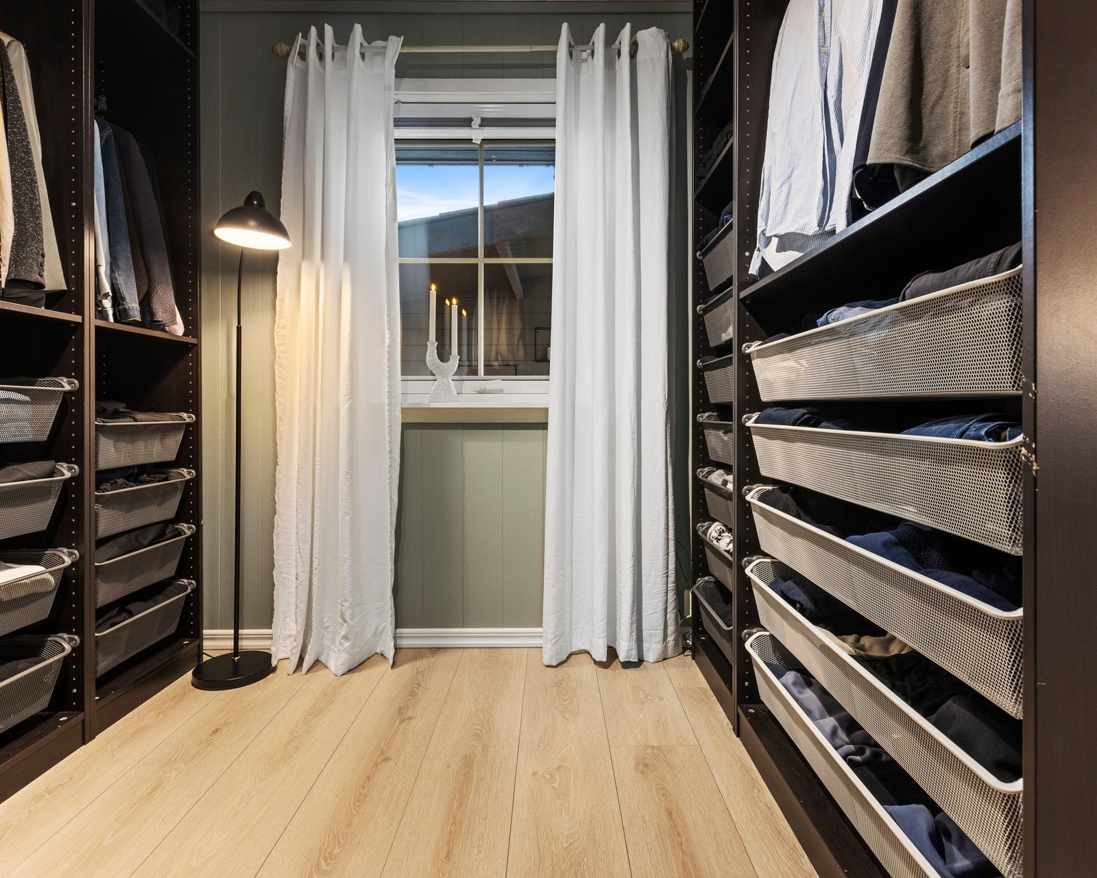 Soverommet i 1. etasje er i dag innredet som et garderoberom Galleribilde