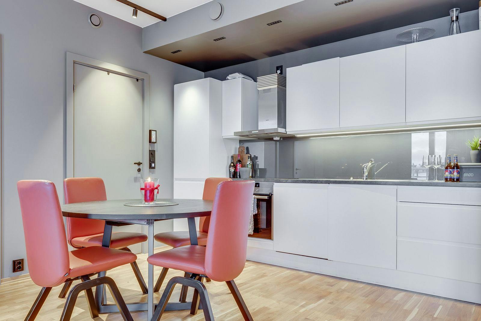 Kvalitetskjøkken med integrerte hvitevarer. Spisebord. Galleribilde