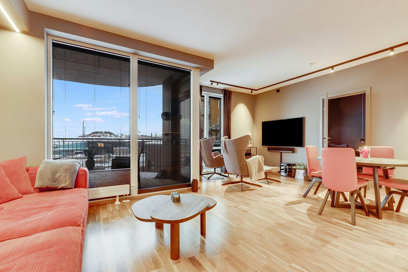 Strøm, fjernvarme, kabel tv og bredbånd er inkludert i husleien. Galleribilde