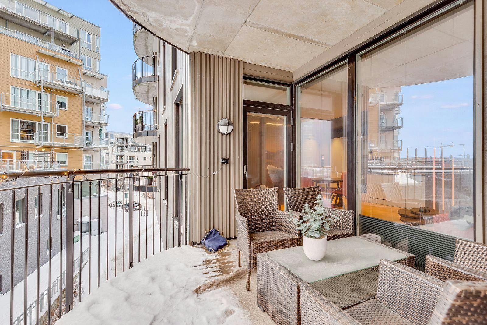 Fra stuen kommer man ut på leilighetens balkong. Galleribilde