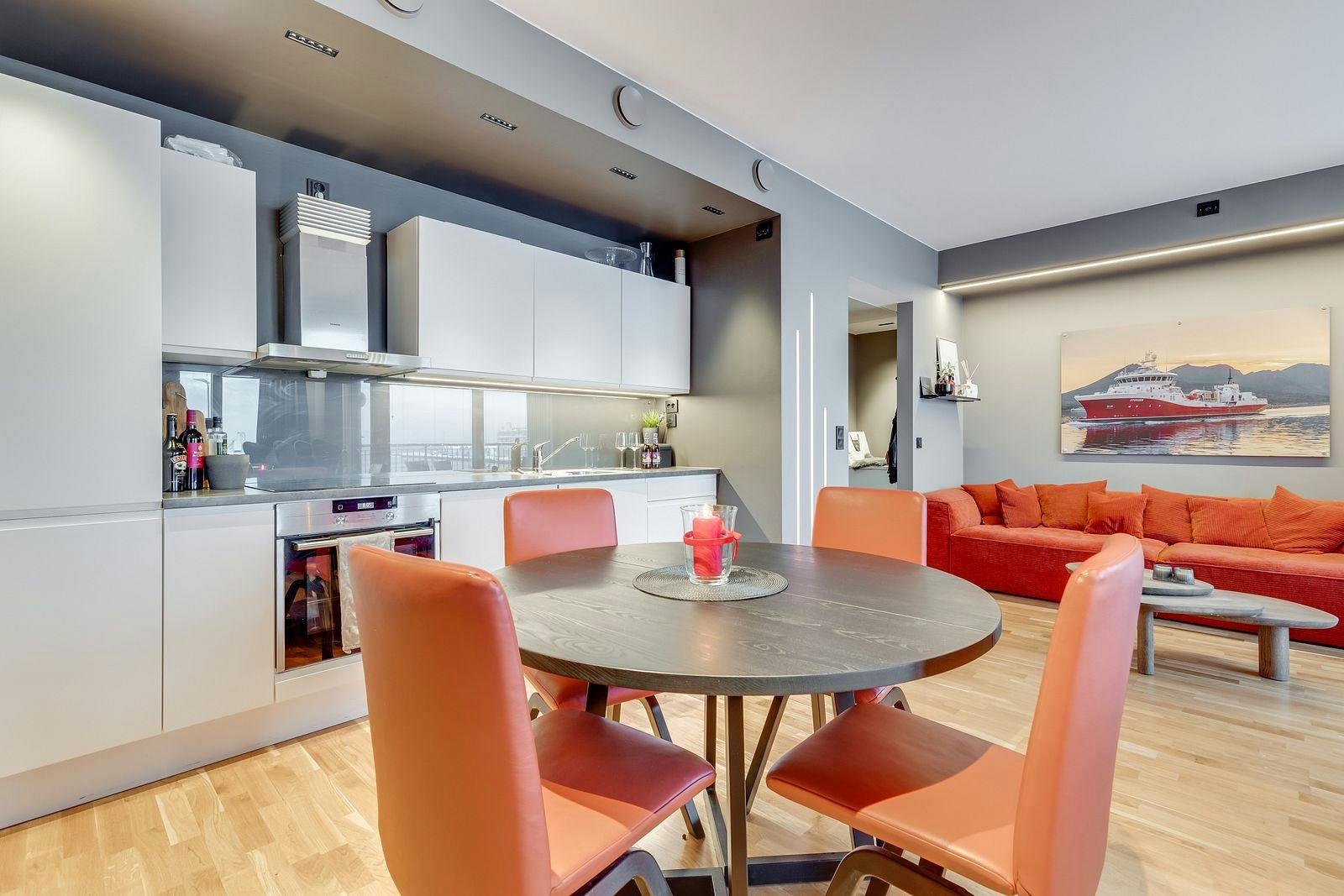 Leiligheten holder gjennomgående høy standard og byr på god boatmosfære. Galleribilde