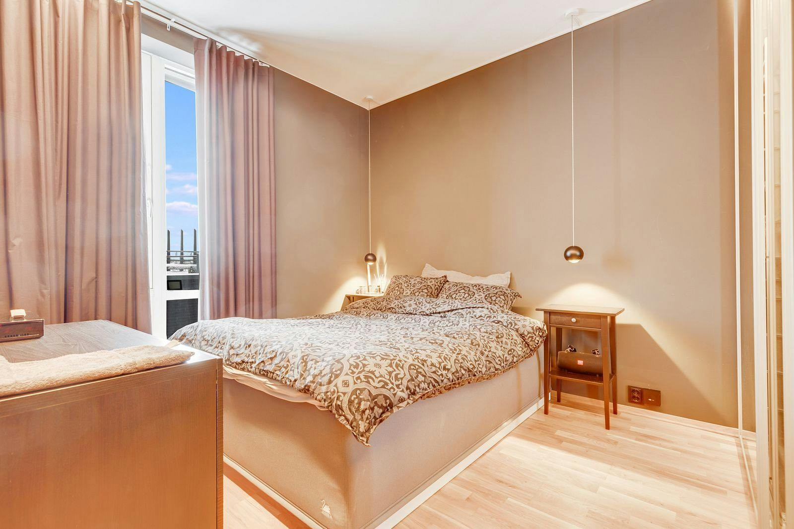 Romslig soverom møblert med seng og tv på veggen! Galleribilde