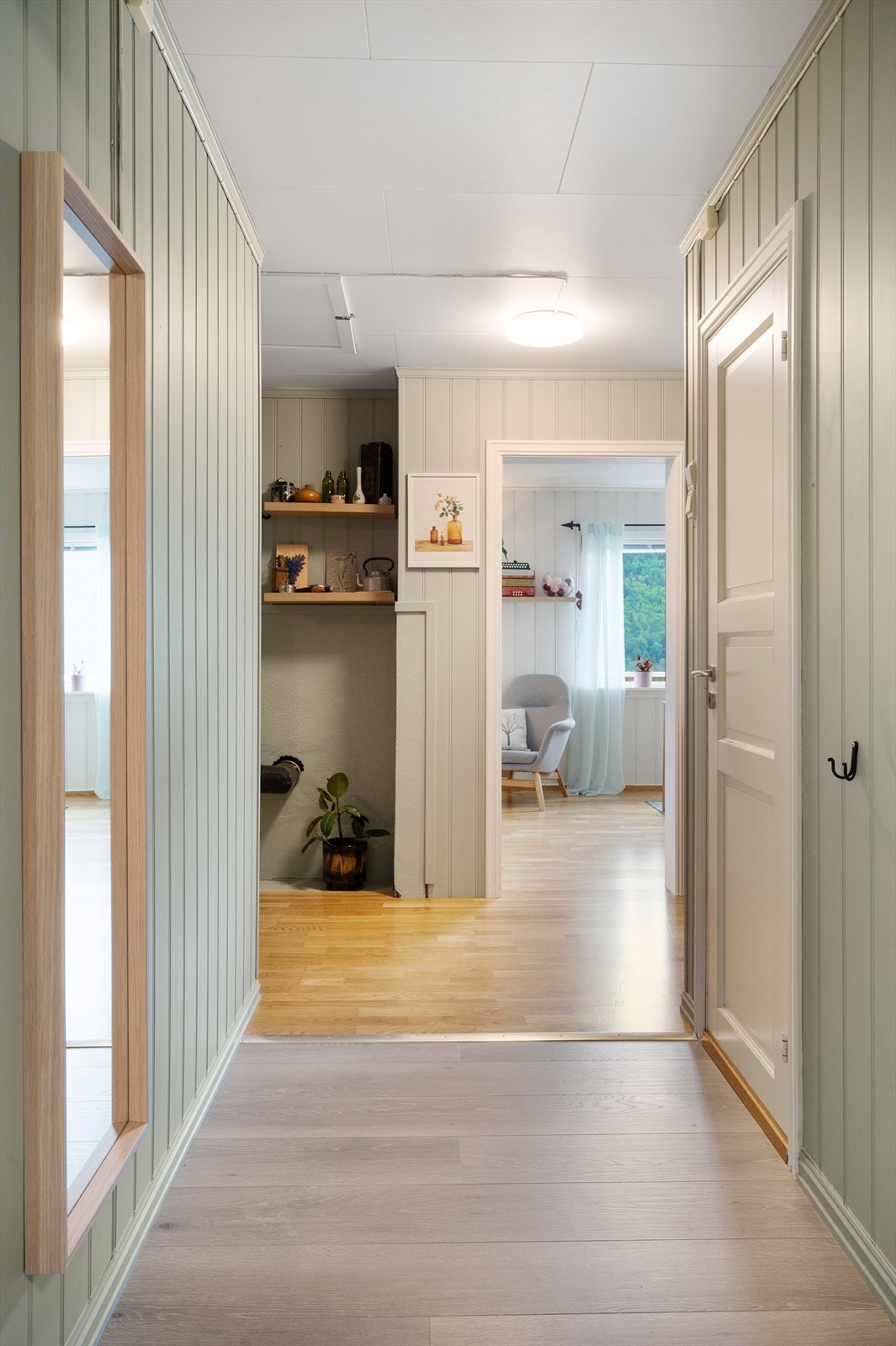 Det er gjennomgående fine overflater i boligen, som gjør at boligen fremstår lys og tidløs. Galleribilde