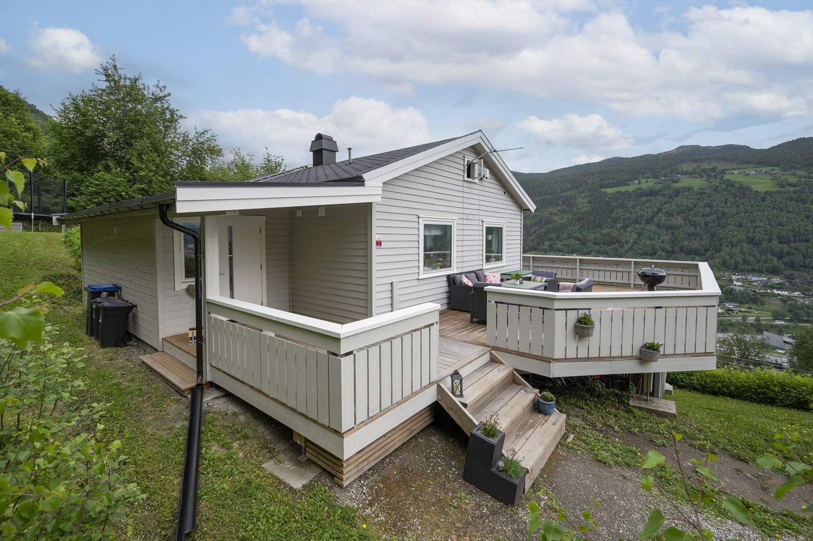 Påbygget inngangsparti som er takoverbygget. Galleribilde