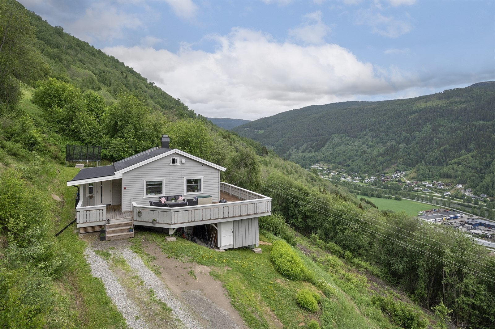 Bolighuset ligger fritt og fint til, litt opp fra Otta sentrum. Galleribilde