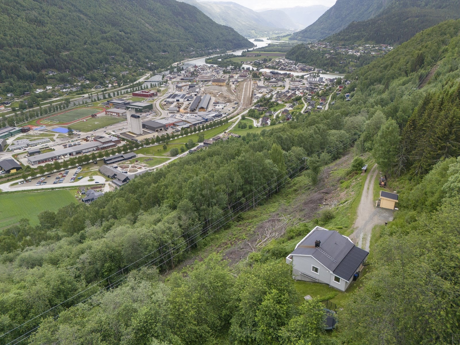 Rolig og fint område på stor tomt som utgjør ca. 82,2 daa. Galleribilde