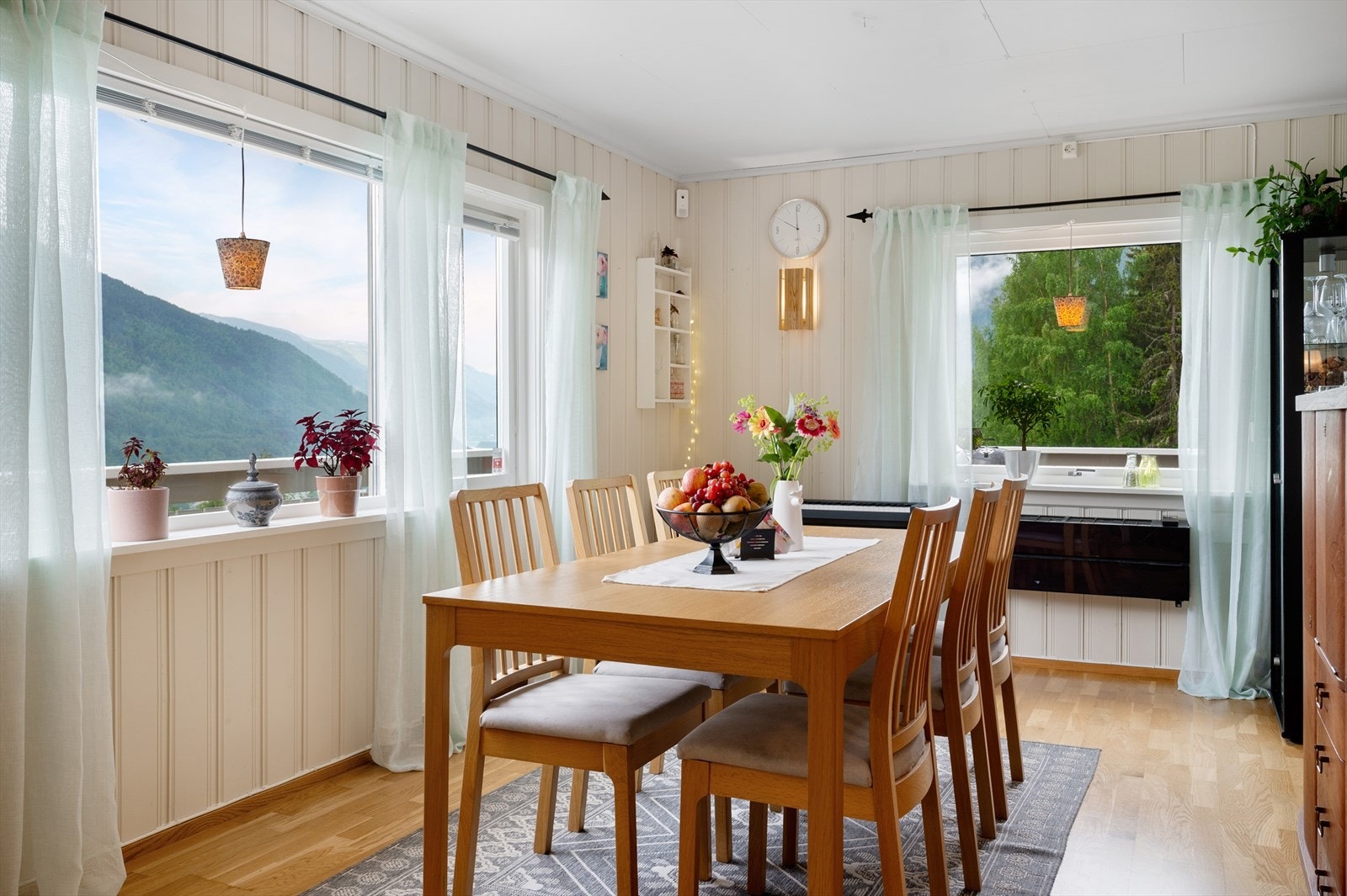 Her kan utsikten nytes fra middagsbordet. Galleribilde