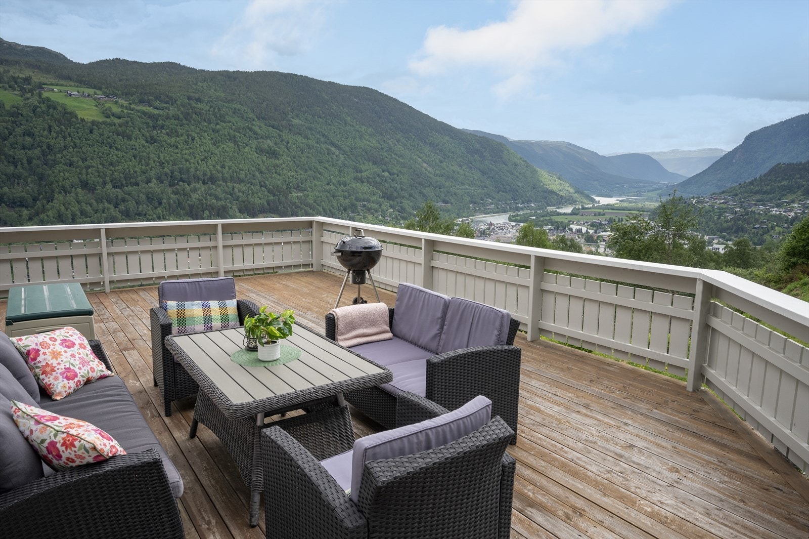 Romslig terrasse hvor man kan nyte den fine utsikten. Galleribilde