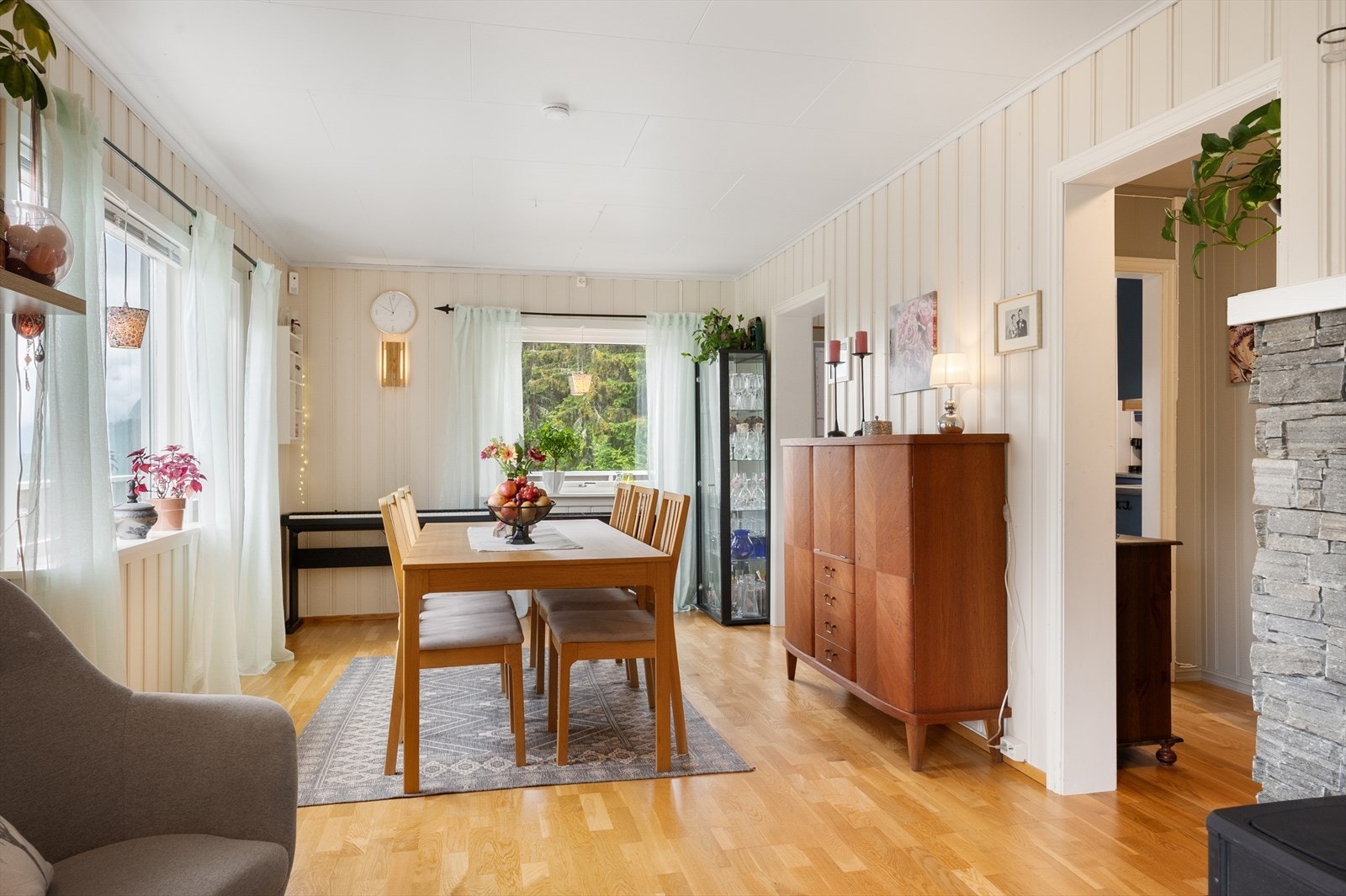 God plass til spisebord og salong. Galleribilde