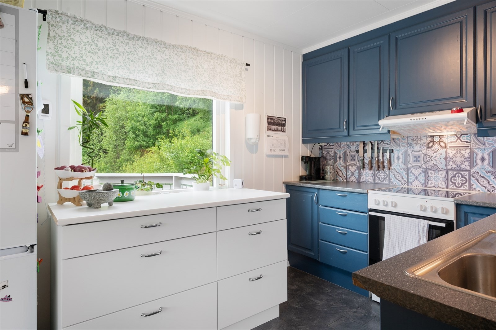 Kjøkkeninnredning med profilerte fronter og laminat benkeplate. Galleribilde