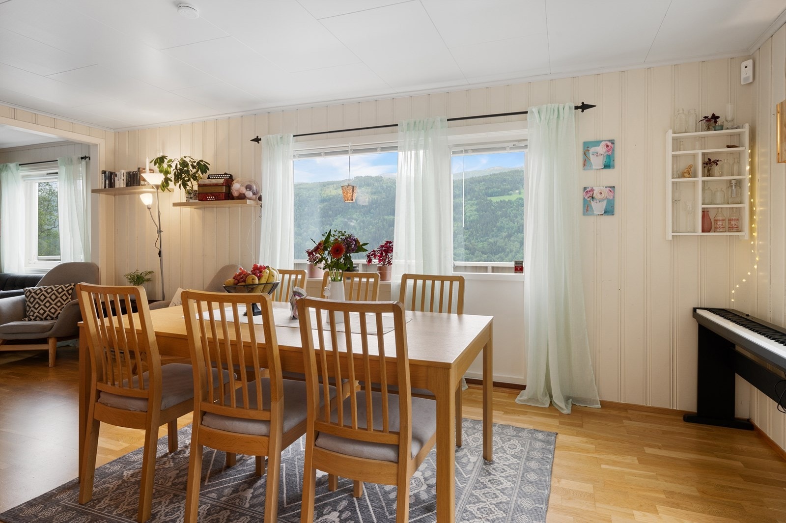 Romslig og hyggelig stue/spisestue. Galleribilde