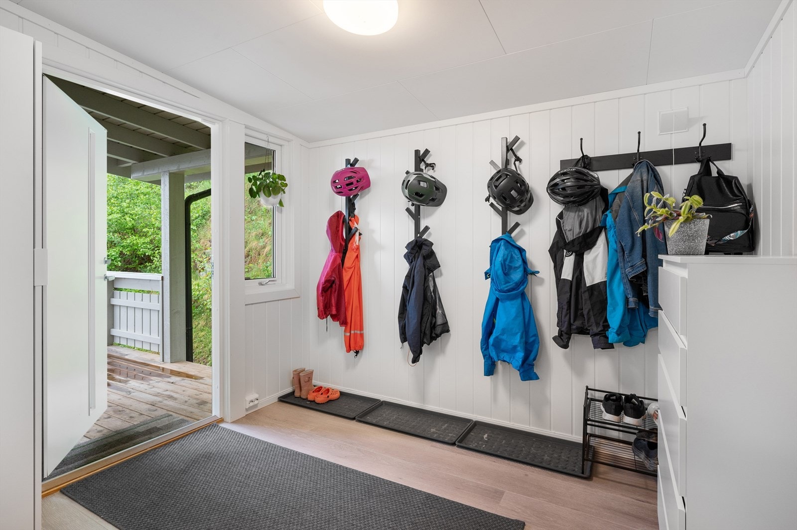 Entré tilbygget i 2022. Lyst og romslig inngangsparti med god plass til å henge fra seg yttertøy og etablere garderobeløsninger etter eget ønsk. Galleribilde